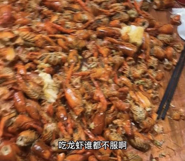 5 vị khách ăn tôm hùm đất ở nhà hàng buffet, chủ vào dọn mới tá hỏa với cảnh tượng trên bàn, ai nhìn cũng hãi hùng bỏ chạy-2