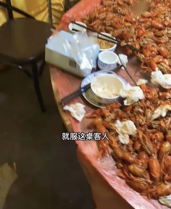 5 vị khách ăn tôm hùm đất ở nhà hàng buffet, chủ vào dọn mới tá hỏa với cảnh tượng trên bàn, ai nhìn cũng hãi hùng bỏ chạy-4