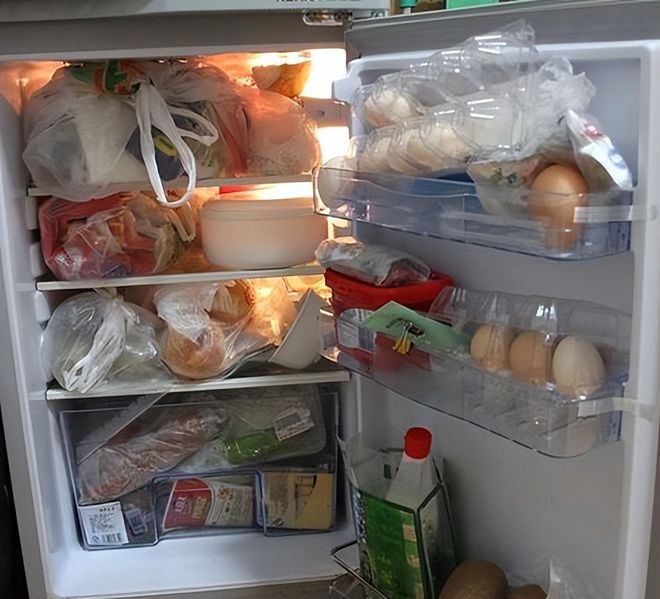 Tủ lạnh dù to cỡ nào cũng đừng nhét túi ni lông trực tiếp vào, làm theo cách này sẽ khoa học và an toàn hơn-1