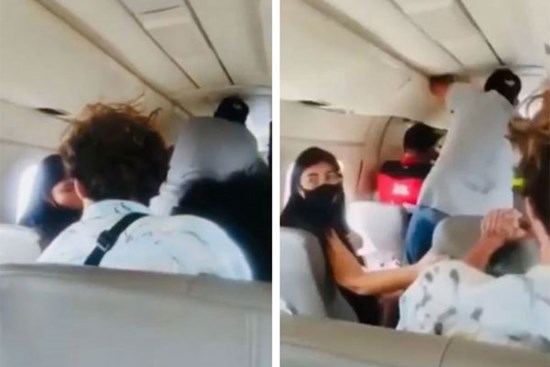 Video: Máy bay bật bung cửa giữa không trung khi đang ở độ cao hàng ngàn mét, hành khách hoảng loạn cố làm một việc thót tim