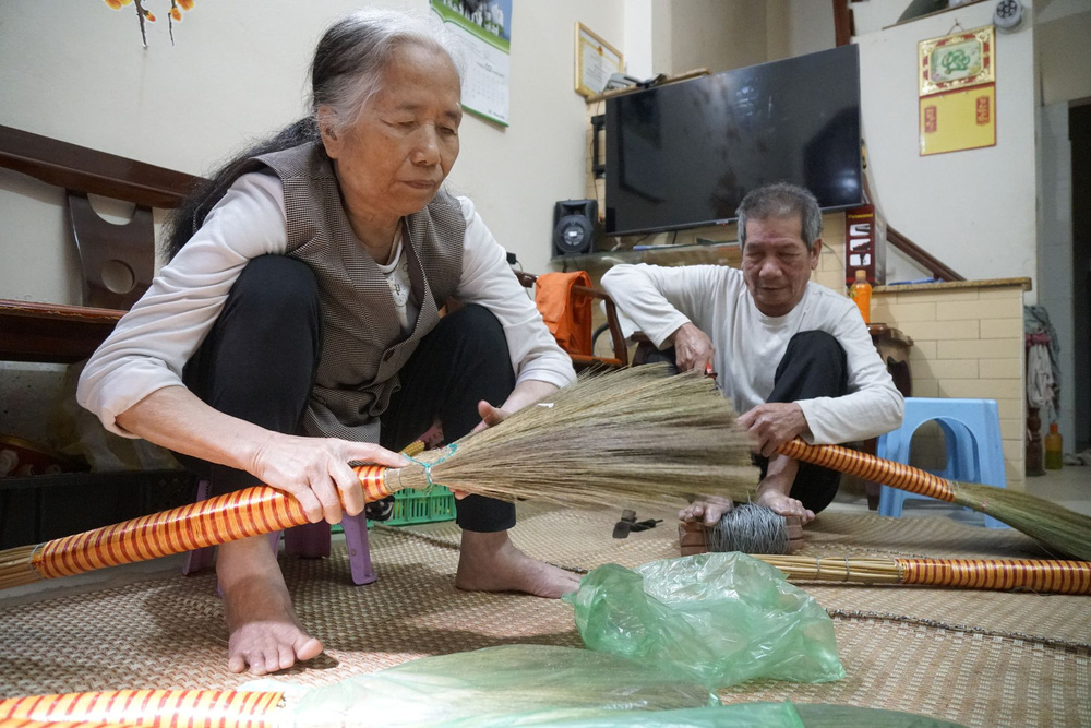 40 năm gắn bó của cặp vợ chồng mù mỗi ngày dò dẫm làm chổi rồi dìu nhau ra đường đứng bán-1