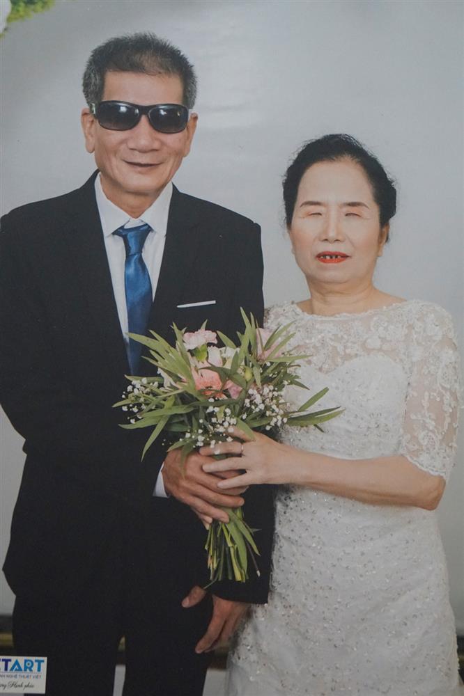 40 năm gắn bó của cặp vợ chồng mù mỗi ngày dò dẫm làm chổi rồi dìu nhau ra đường đứng bán-5