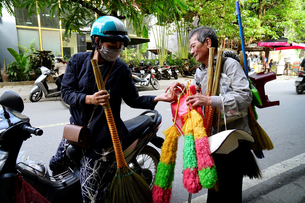 40 năm gắn bó của cặp vợ chồng mù mỗi ngày dò dẫm làm chổi rồi dìu nhau ra đường đứng bán-8