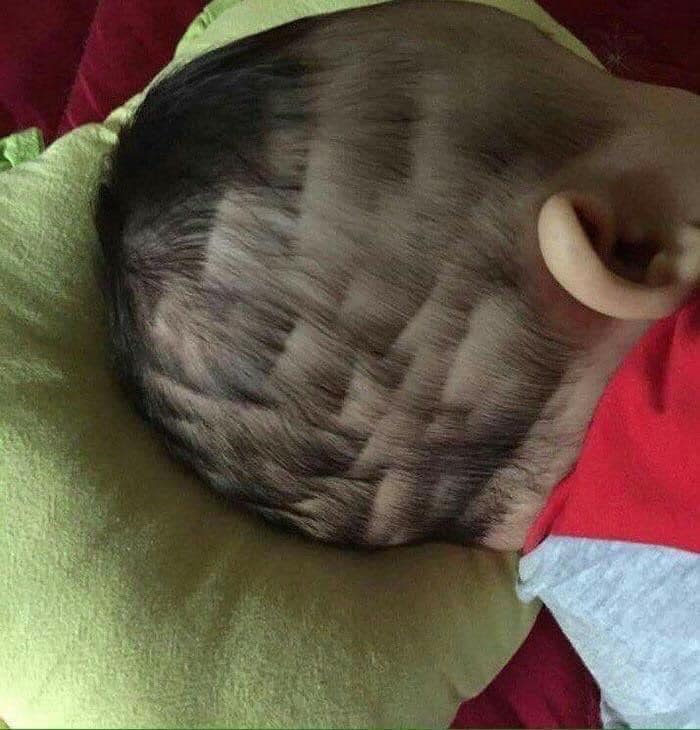 Được bố mẹ tự tay cắt tóc thay giao diện mới, nhưng nếu biết nói chắc chắn các con sẽ phản đối kịch liệt vì kiểu ruộng bậc thang này-2