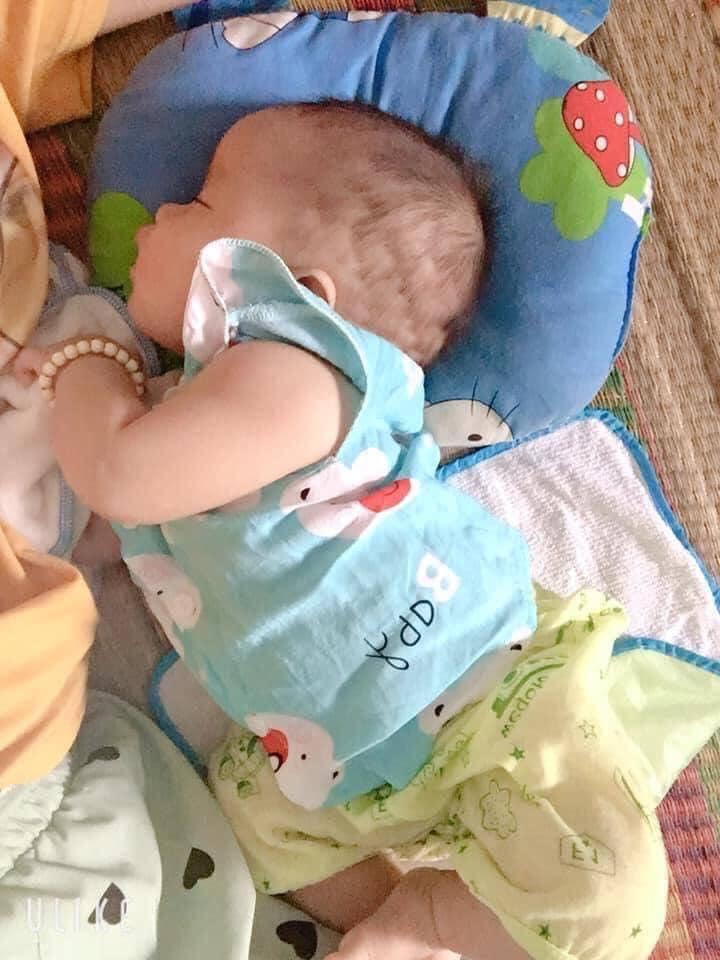 Được bố mẹ tự tay cắt tóc thay giao diện mới, nhưng nếu biết nói chắc chắn các con sẽ phản đối kịch liệt vì kiểu ruộng bậc thang này-3