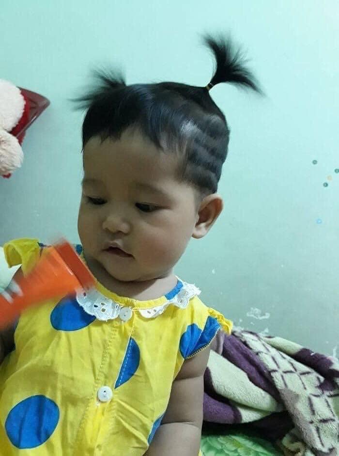 Được bố mẹ tự tay cắt tóc thay giao diện mới, nhưng nếu biết nói chắc chắn các con sẽ phản đối kịch liệt vì kiểu ruộng bậc thang này-4