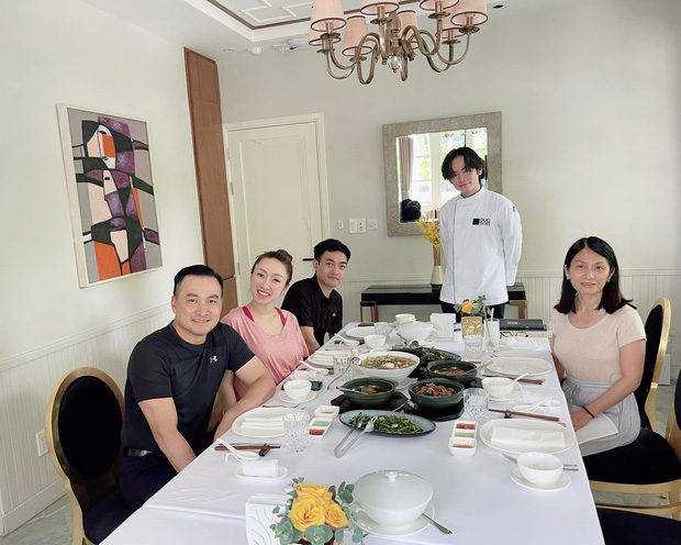 Vợ cũ và bà xã doanh nhân kém 16 tuổi của Chi Bảo ngồi cùng bàn ăn, thái độ cậu con trai cả mới bất ngờ!-1