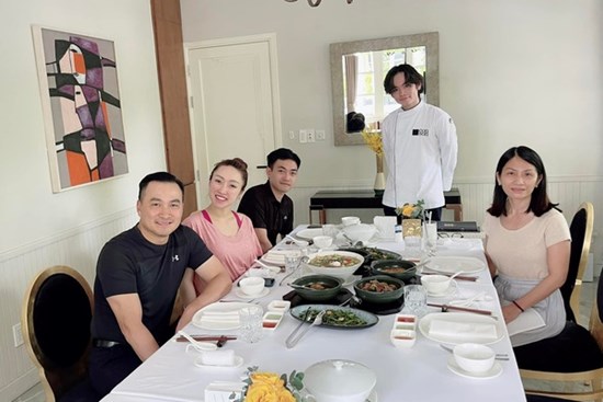 Vợ cũ và bà xã doanh nhân kém 16 tuổi của Chi Bảo ngồi cùng bàn ăn, thái độ cậu con trai cả mới bất ngờ!