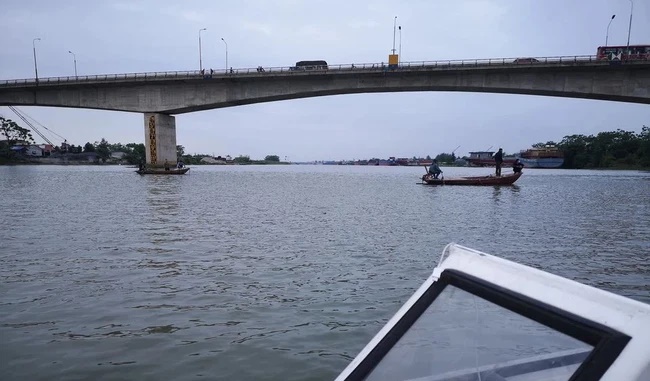 Tìm thấy thi thể thanh niên nhảy cầu tự tử ở Nam Định cùng chiếc ba lô chứa kỷ vật của người yêu-1