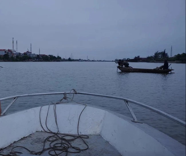 Tìm thấy thi thể thanh niên nhảy cầu tự tử ở Nam Định cùng chiếc ba lô chứa kỷ vật của người yêu-2