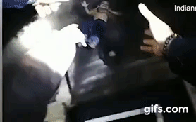 Mẹ ném 2 con nhỏ từ trên cao xuống để thoát thân trong đám cháy dữ dội, tiếng la hét hoảng loạn rõ mồn một giữa biển khói đen-1