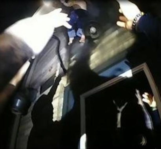 Mẹ ném 2 con nhỏ từ trên cao xuống để thoát thân trong đám cháy dữ dội, tiếng la hét hoảng loạn rõ mồn một giữa biển khói đen-2