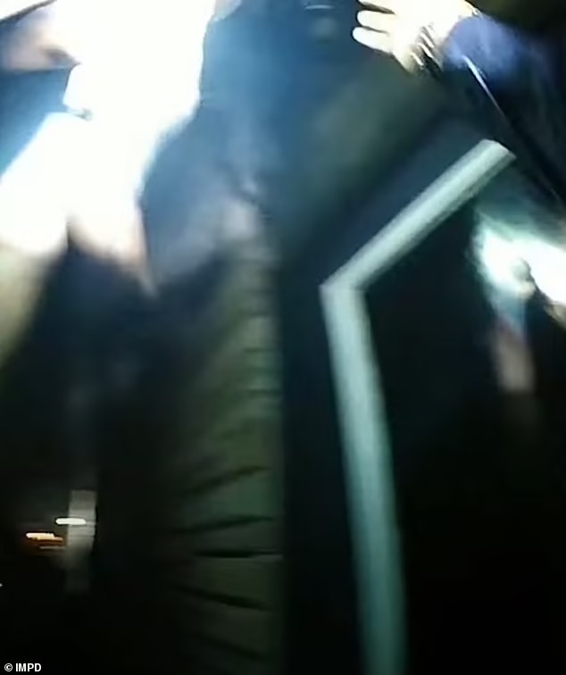 Mẹ ném 2 con nhỏ từ trên cao xuống để thoát thân trong đám cháy dữ dội, tiếng la hét hoảng loạn rõ mồn một giữa biển khói đen-3