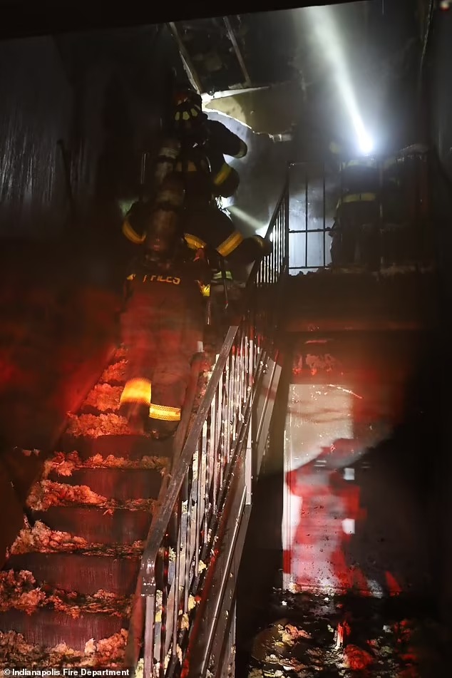 Mẹ ném 2 con nhỏ từ trên cao xuống để thoát thân trong đám cháy dữ dội, tiếng la hét hoảng loạn rõ mồn một giữa biển khói đen-6