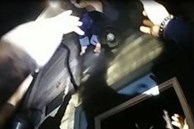 Mẹ 'ném' 2 con nhỏ từ trên cao xuống để thoát thân trong đám cháy dữ dội, tiếng la hét hoảng loạn rõ mồn một giữa biển khói đen