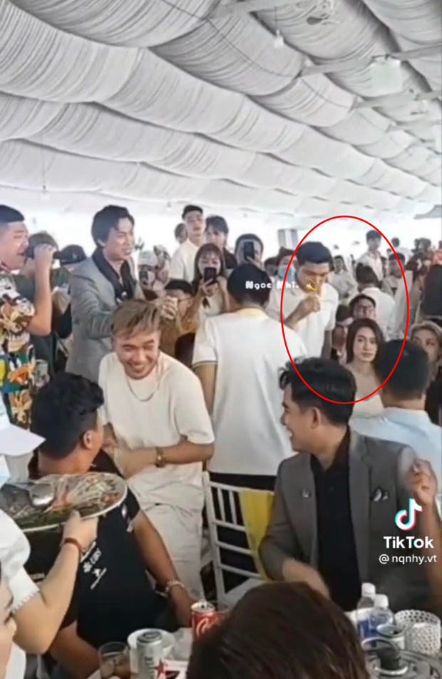 Lại bắt gặp Đoàn Văn Hậu và Doãn Hải My dính nhau như sam, thế này mà còn chưa chịu công khai nữa-1