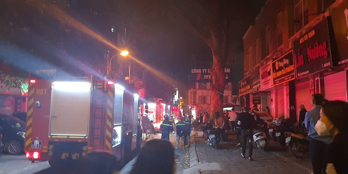 NÓNG: 5 người tử vong trong đám cháy lớn lúc rạng sáng ở Hà Nội-1