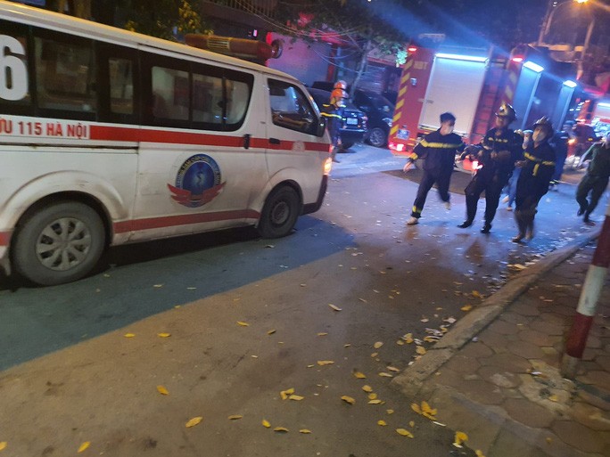 NÓNG: 5 người tử vong trong đám cháy lớn lúc rạng sáng ở Hà Nội-2