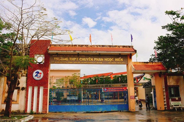 Hiệu phó trường chuyên yêu cầu học sinh ăn đồ từ thùng rác?-1