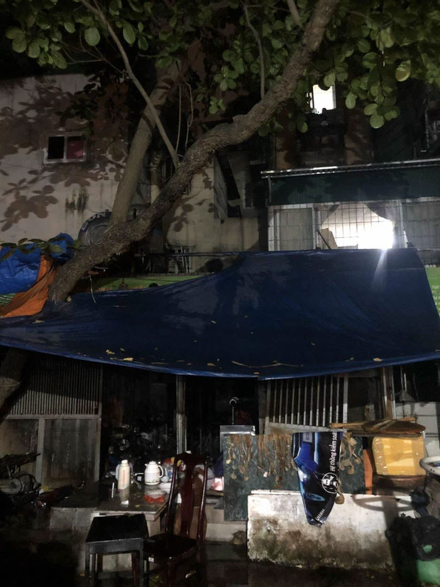 NÓNG: 5 người tử vong trong đám cháy lớn lúc rạng sáng ở Hà Nội-4