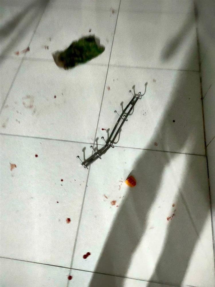 Clip chồng đánh vợ kinh hoàng trước mặt 3 con nhỏ: Sự thật đau lòng về người đàn ông xuất hiện không can ngăn vụ đánh đập-1