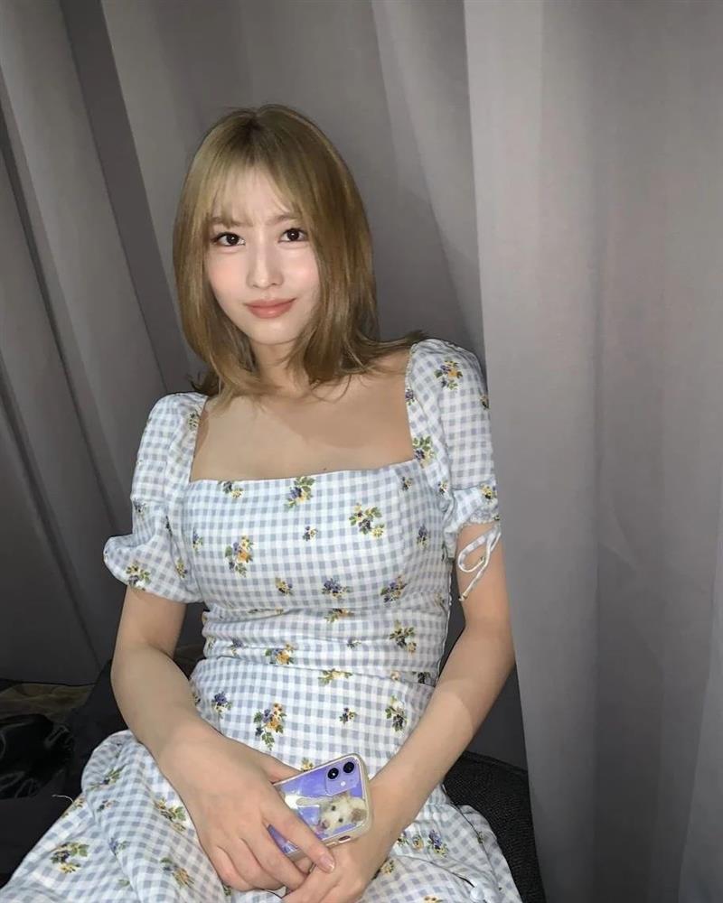 9 kiểu váy hoa đang được sao Hàn cưng nhất đầu Hè, diện đi du lịch là xuất sắc-5