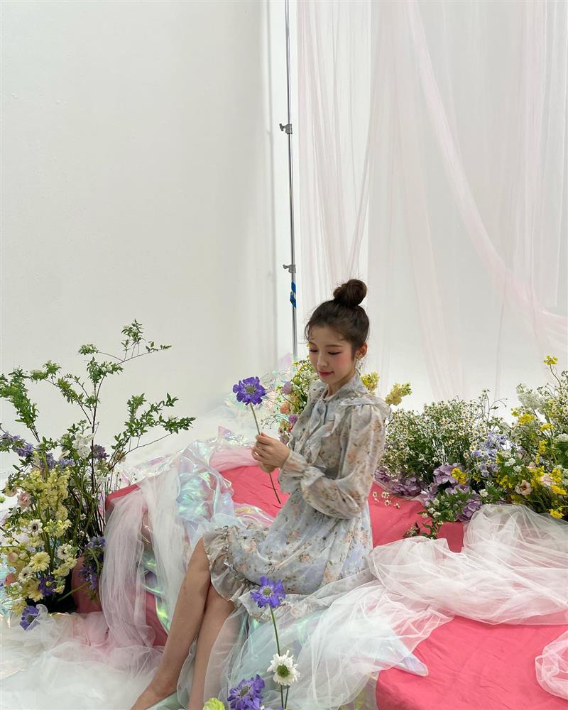 9 kiểu váy hoa đang được sao Hàn cưng nhất đầu Hè, diện đi du lịch là xuất sắc-7