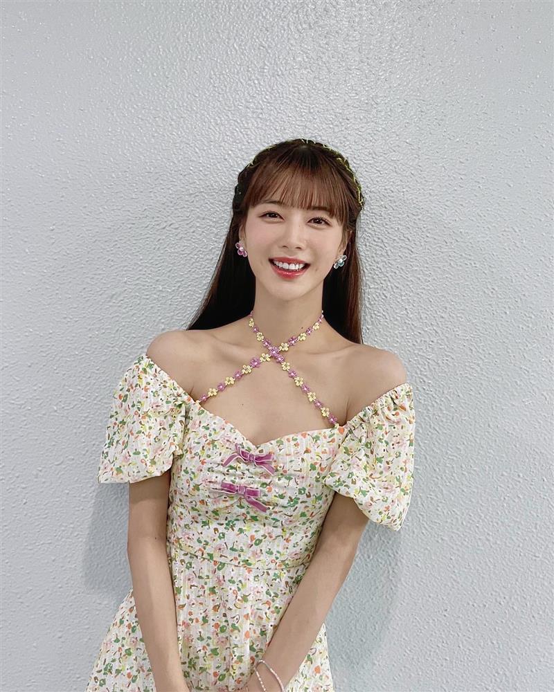 9 kiểu váy hoa đang được sao Hàn cưng nhất đầu Hè, diện đi du lịch là xuất sắc-8