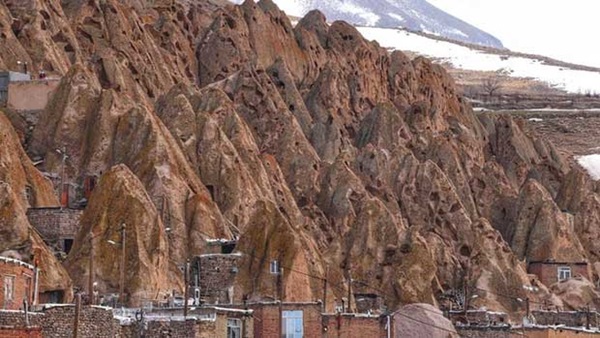 Ngôi làng mang vẻ ngoài phát khiếp nhưng đáng sống nhất quả đất: Đông ấm hạ mát, lại còn có suối nước nóng càng tắm càng khoẻ ra-1