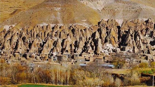 Ngôi làng mang vẻ ngoài phát khiếp nhưng đáng sống nhất quả đất: Đông ấm hạ mát, lại còn có suối nước nóng càng tắm càng khoẻ ra-4