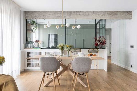 Căn hộ với lối trang trí hiện đại, tinh tế trong từng góc nhỏ, bước vào là cảm nhận rõ sự nhẹ nhàng và thanh lịch