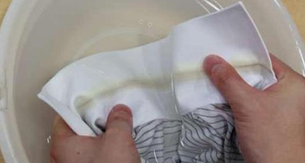 Cổ áo sơ mi bị ố vàng giặt xà phòng không sạch, thêm 1 thứ này vào áo trắng tinh như mới-1