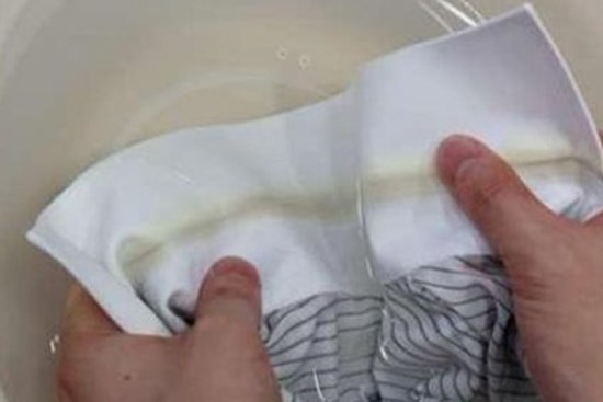 Cổ áo sơ mi bị ố vàng giặt xà phòng không sạch, thêm 1 thứ này vào áo trắng tinh như mới