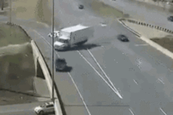 Khu vui chơi bất ngờ bốc cháy, nhiều người la hét trong hoảng loạn-1