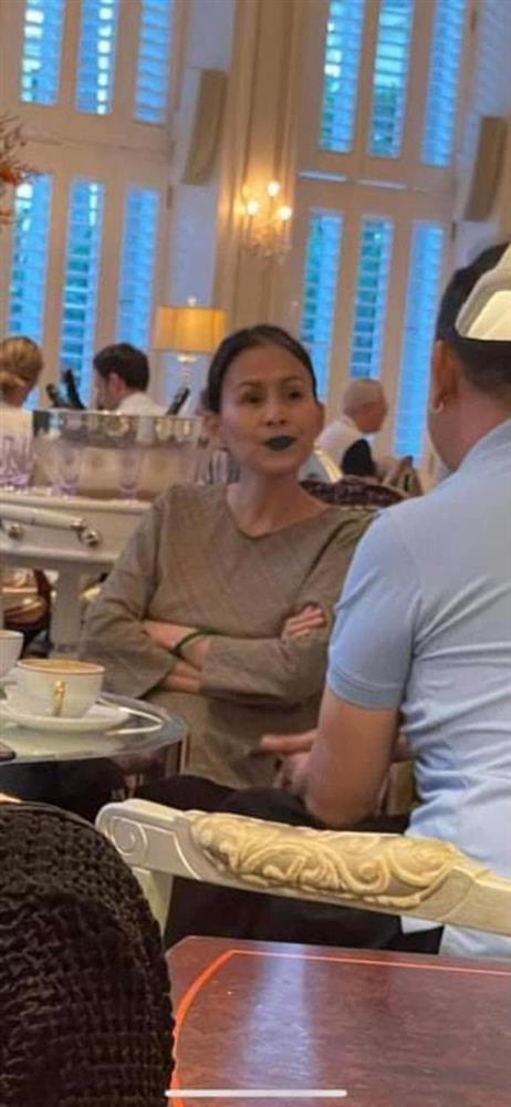 Vợ cũ Huy Khánh khiến dân tình ngã ngửa với phong cách trang điểm không giống ai khi ngồi cafe với bạn bè-1