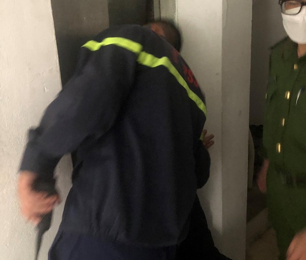 Hà Nội: Nghẹt thở phút giải cứu bé 4 tuổi kẹt dưới hố thang máy-2