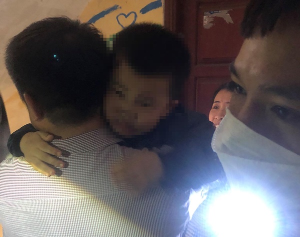 Hà Nội: Nghẹt thở phút giải cứu bé 4 tuổi kẹt dưới hố thang máy-3