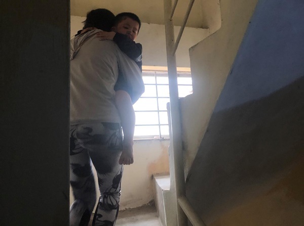 Hà Nội: Nghẹt thở phút giải cứu bé 4 tuổi kẹt dưới hố thang máy-4