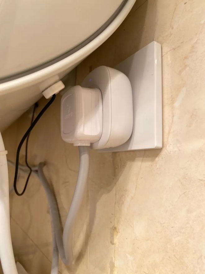 Khi đang tắm, có nên rút phích cắm của bình nóng lạnh ra không?-3