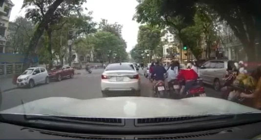Đôi nam nữ có hành động cực xấu hổ giữa đường phố Hà Nội, camera ghi lại 30 giây bất lực của người chứng kiến-1