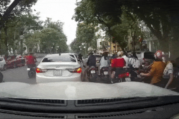 Đôi nam nữ có hành động cực xấu hổ giữa đường phố Hà Nội, camera ghi lại 30 giây 