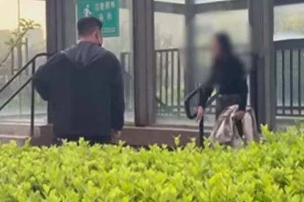 Clip ông bố Việt Nam khóc nức nở khi tiễn con gái đi lấy chồng ở sân bay viral khắp MXH Trung Quốc, xem xong ai cũng phải bật khóc-2