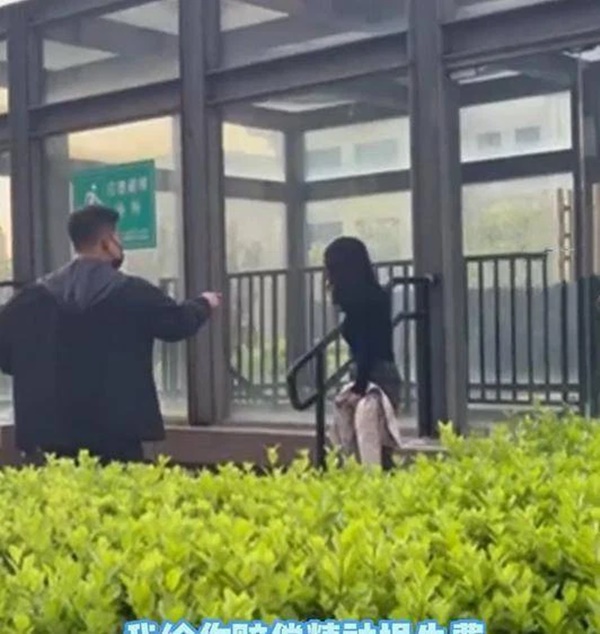 Ông bố ném chết chó vì vồ ngã con trai, chủ nhân gào khóc đòi bồi thường và nói 1 câu khiến ai cũng chưng hửng-1