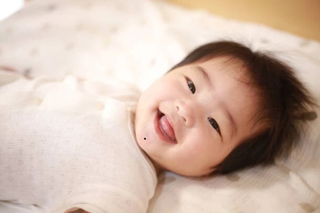 4 chỗ này trên cơ thể trẻ có nốt ruồi, cha mẹ đừng lo lắng mà hãy mừng thay: Dấu hiệu phúc khí tài lộc dồi dào, tương lai sáng chói-2