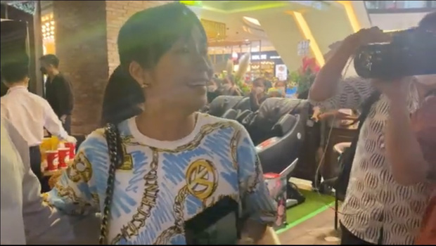 Ốc Thanh Vân mặt thất thần vì bị kẻ gian móc mất điện thoại ngay giữa sự kiện-3