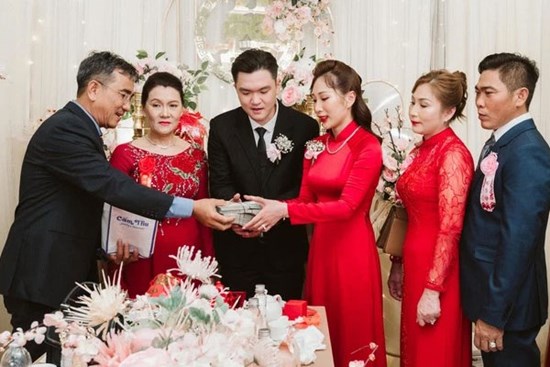 'Xuýt xoa' của hồi môn 'khủng' của cặp cô dâu chú rể Sóc Trăng: Nhà 18 tỷ ở Mỹ, 1 tỷ tiền mặt, trang sức 20 tỷ