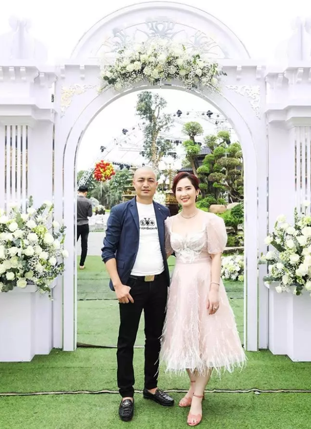 Gặp đại gia trại lợn ở Hải Dương, ngắm nhìn dàn siêu xe dát vàng trăm tỷ và biệt thự trong công viên rộng nghìn mét vuông-4