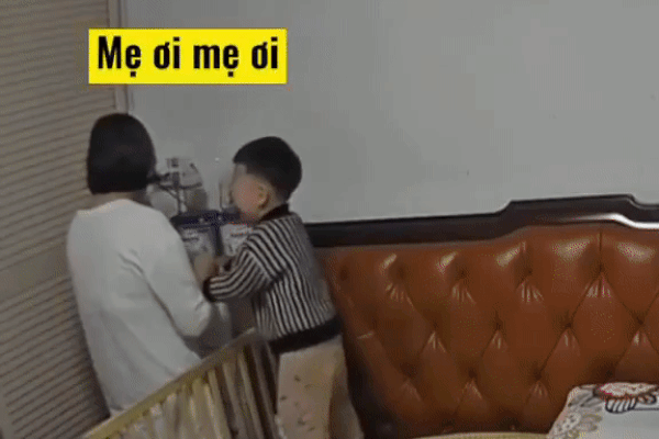 Một mình mẹ bỉm ngồi ôm con thẫn thờ trong bóng tối: Khoảnh khắc ghi lại lúc nửa đêm khiến bao người nghẹn lòng-2