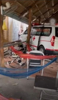 Xe cứu thương tông sập nhà dân, một người gục tại chỗ-1