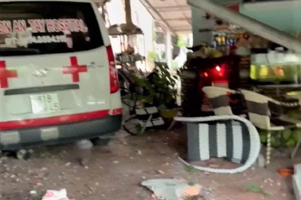 Xe cứu thương hú còi, gọi loa khẩn cấp, xe trước vẫn không chịu... vượt đèn đỏ nhường đường, tài xế : Tôi cũng chở người bệnh, nếu vượt đèn đỏ gây tai nạn ai chịu trách nhiệm?-1